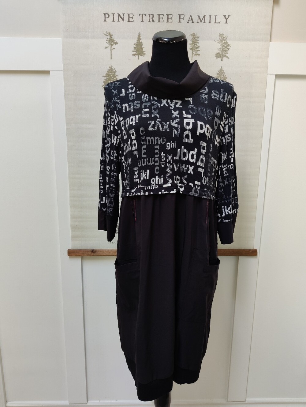 ​Dolcezza Graphic Alphabet Print Cowl Neck Pocket Midi Dress Size Large